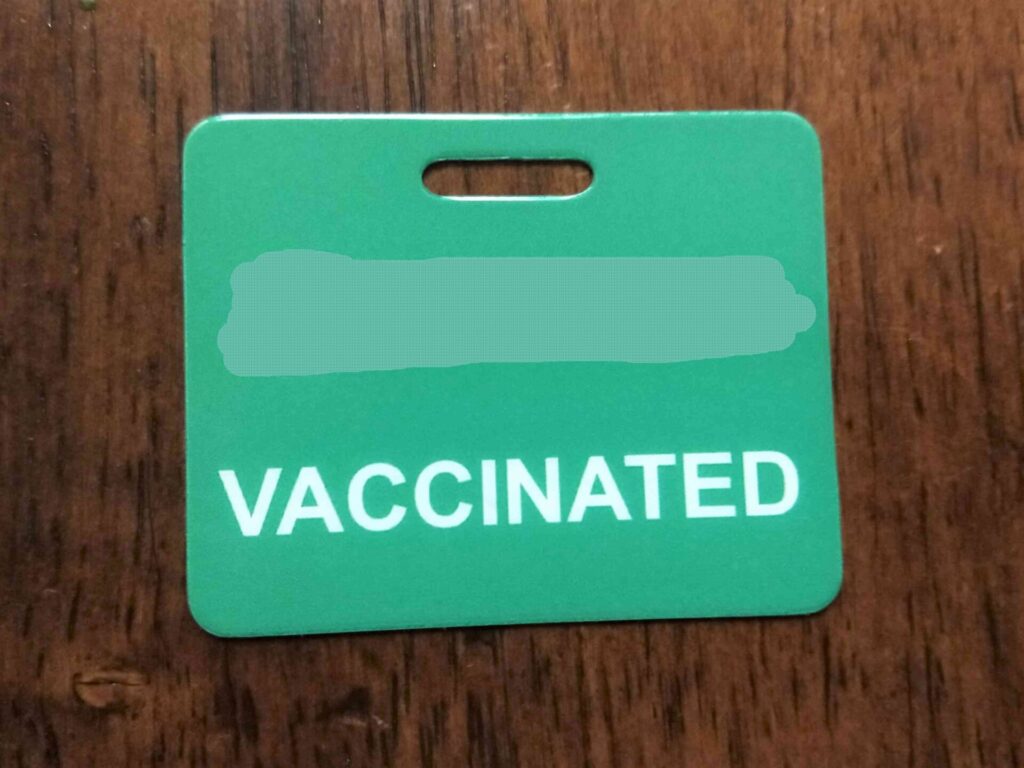 社員証に付ける「ワクチン接種済」タグ